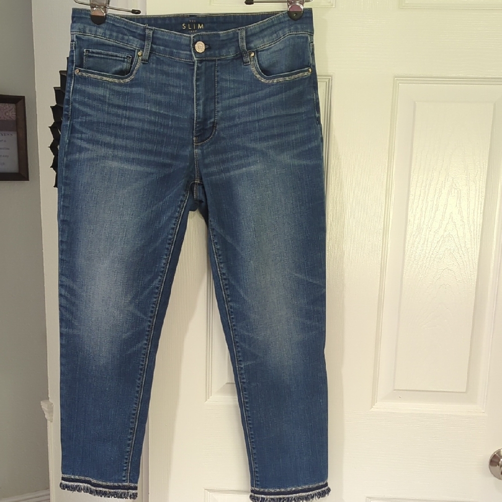 WHBM THE SLIM CROP WITH RAW HEM EMBELISHMENT JEANS SIZE 8